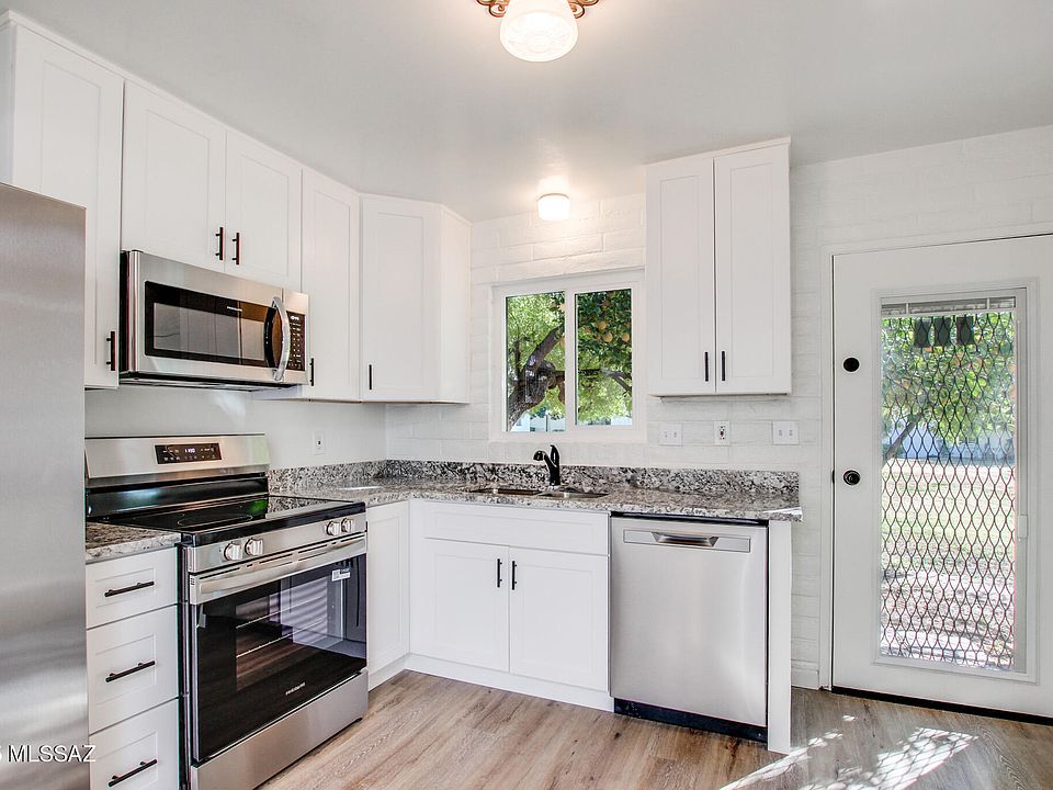 1st image of 703 W Las Lomitas Rd