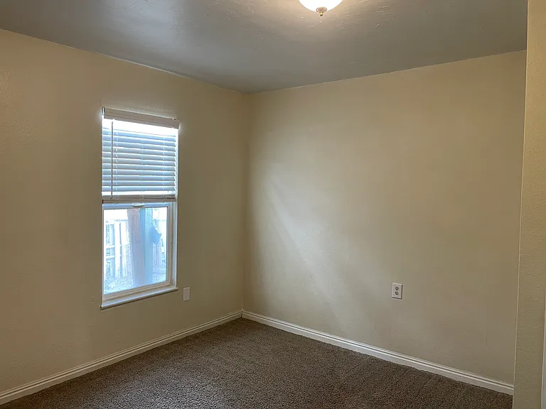 302 W 500 S — Photo 12