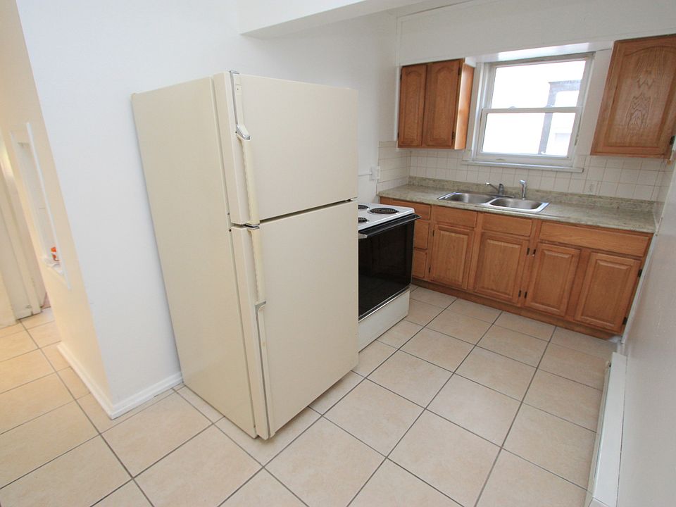1st image of 38 Irving Pl APT 3