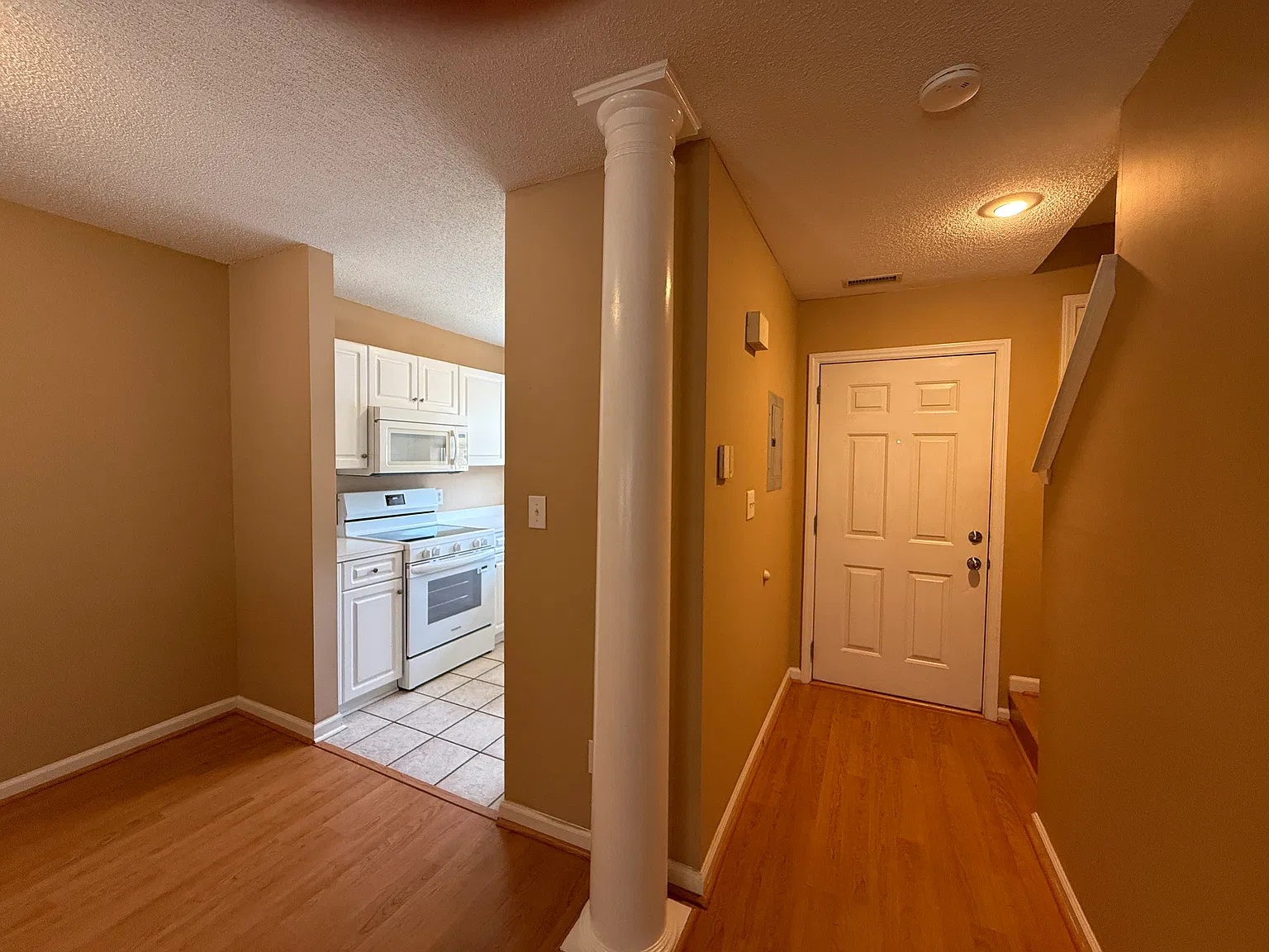 2 bed, 1.5 bath, 1092 sqft, $1,550 — Photo 4