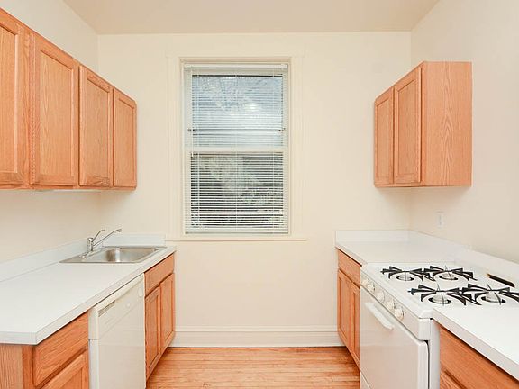 2nd image of 2443 W Sunnyside Ave #2