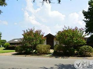4001 Ridglea Country Club Dr, Fort Worth, TX 76126
