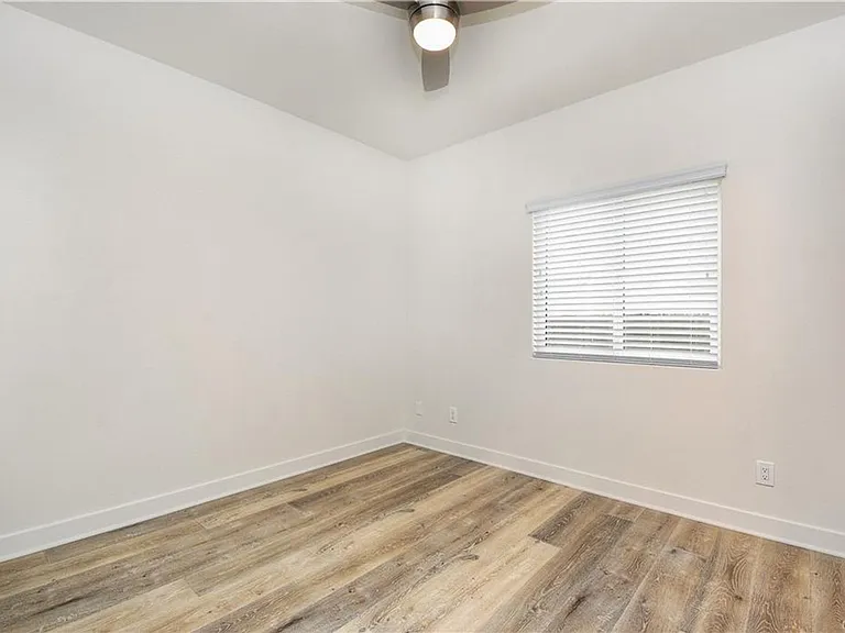 375 Termino Ave — Photo 8