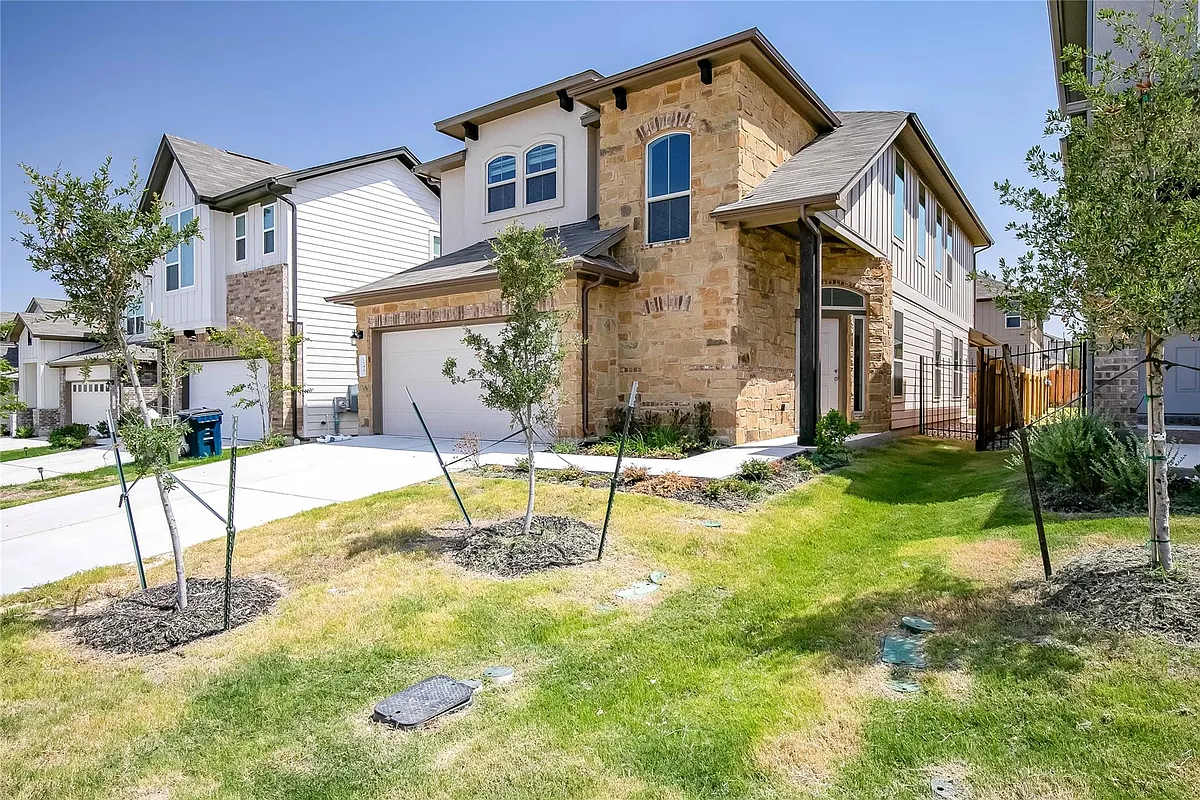 Building Photo - 245 Hauser Dr