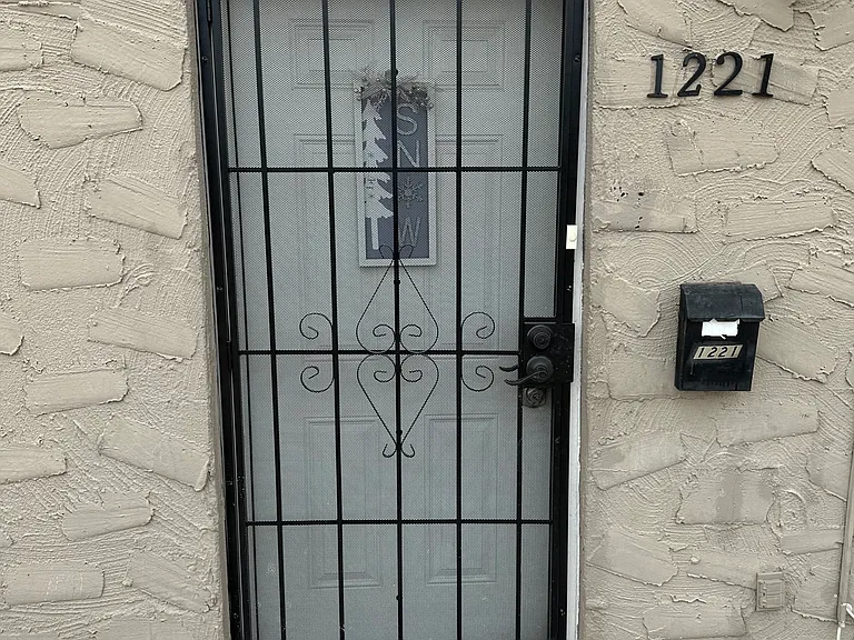 1221 N 47th Pl — Photo 1