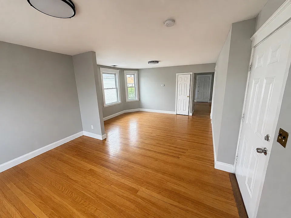 9 1/2 Bourne St #3