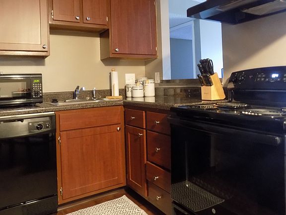 3rd image of 2653 Creekwood Cir APT 4