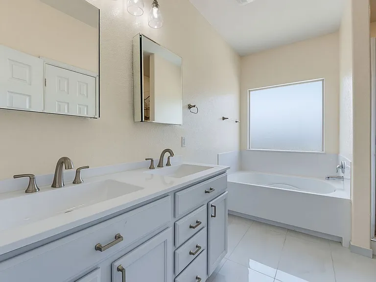 904 Garden Green Dr — Photo 8