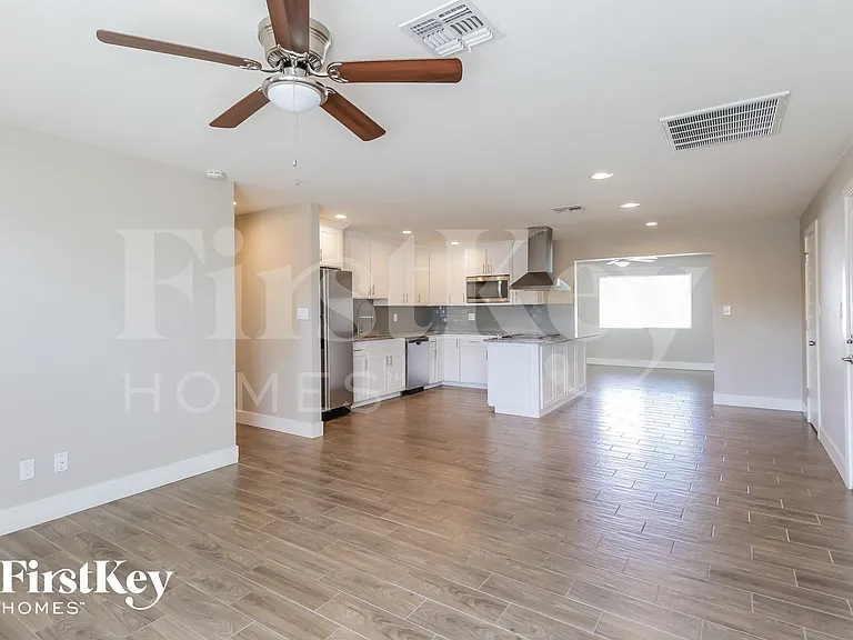3412 E Claire Dr — Photo 3