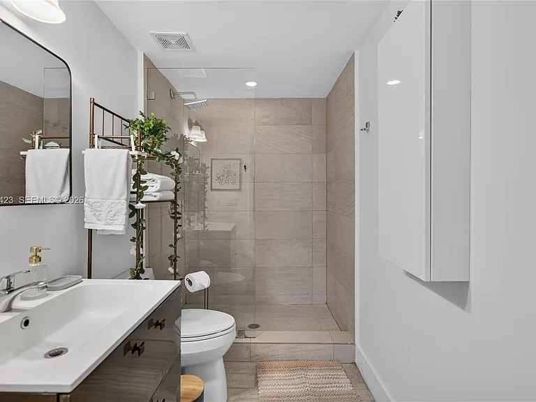 811 Jefferson Ave #204 — Photo 15