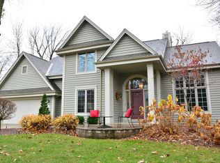 N72W24203 S Woodsview Dr, Sussex, WI 53089