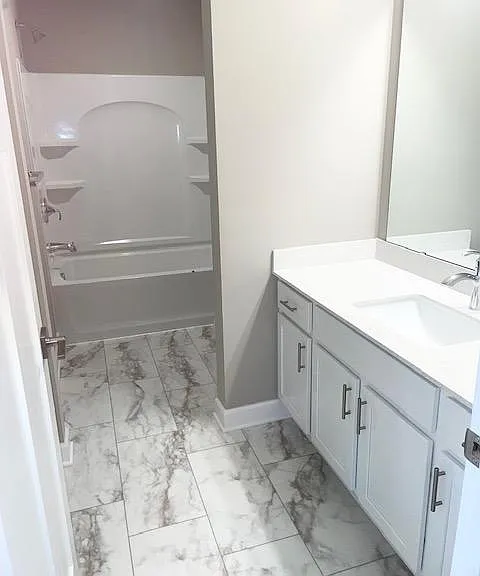 Upstairs full bathroom.