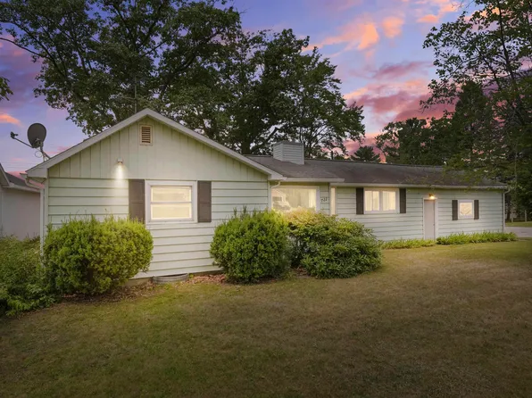 722 S Lakeshore Dr, Lake City, MI 49651
