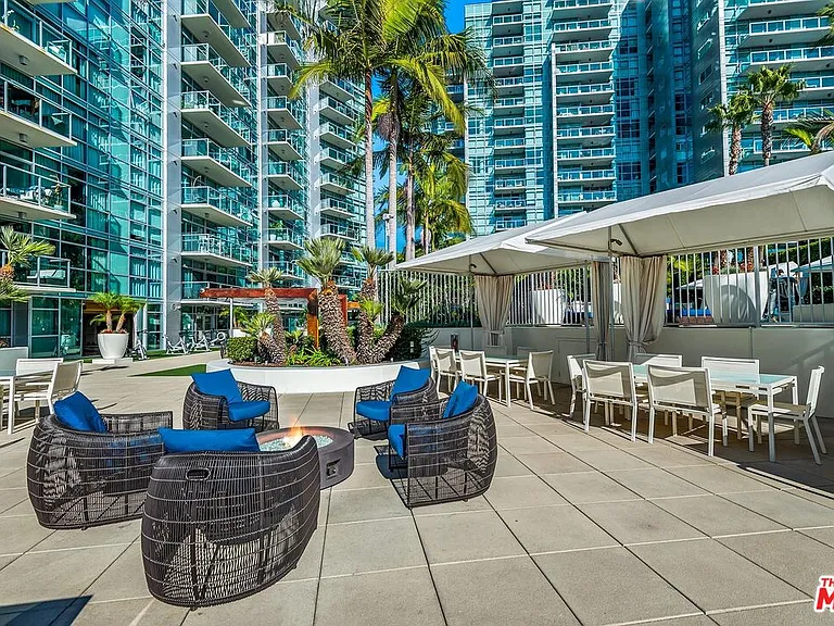 13700 Marina Pointe Dr #327 — Photo 38