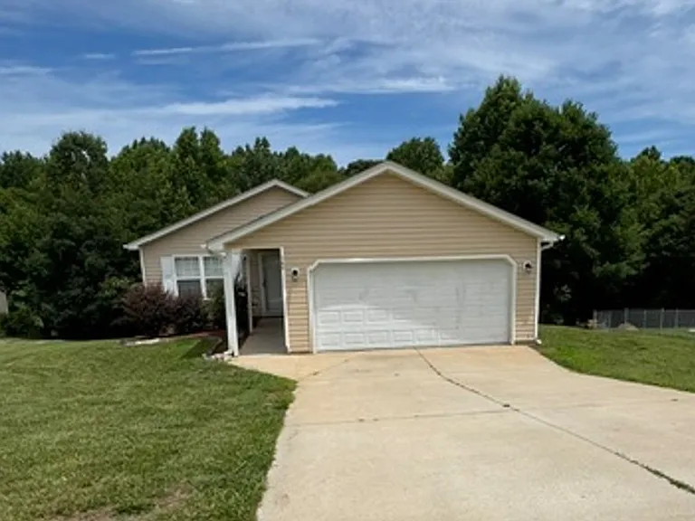 702 Patriot Ln — Photo 1