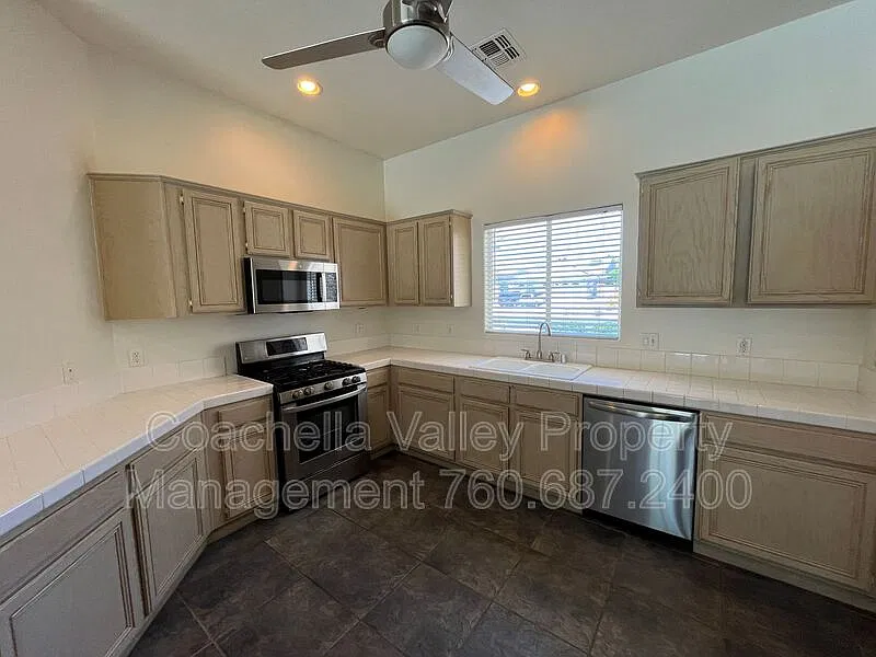 3 bed, 2.0 bath, 1680 sqft, $2,995 — Photo 3