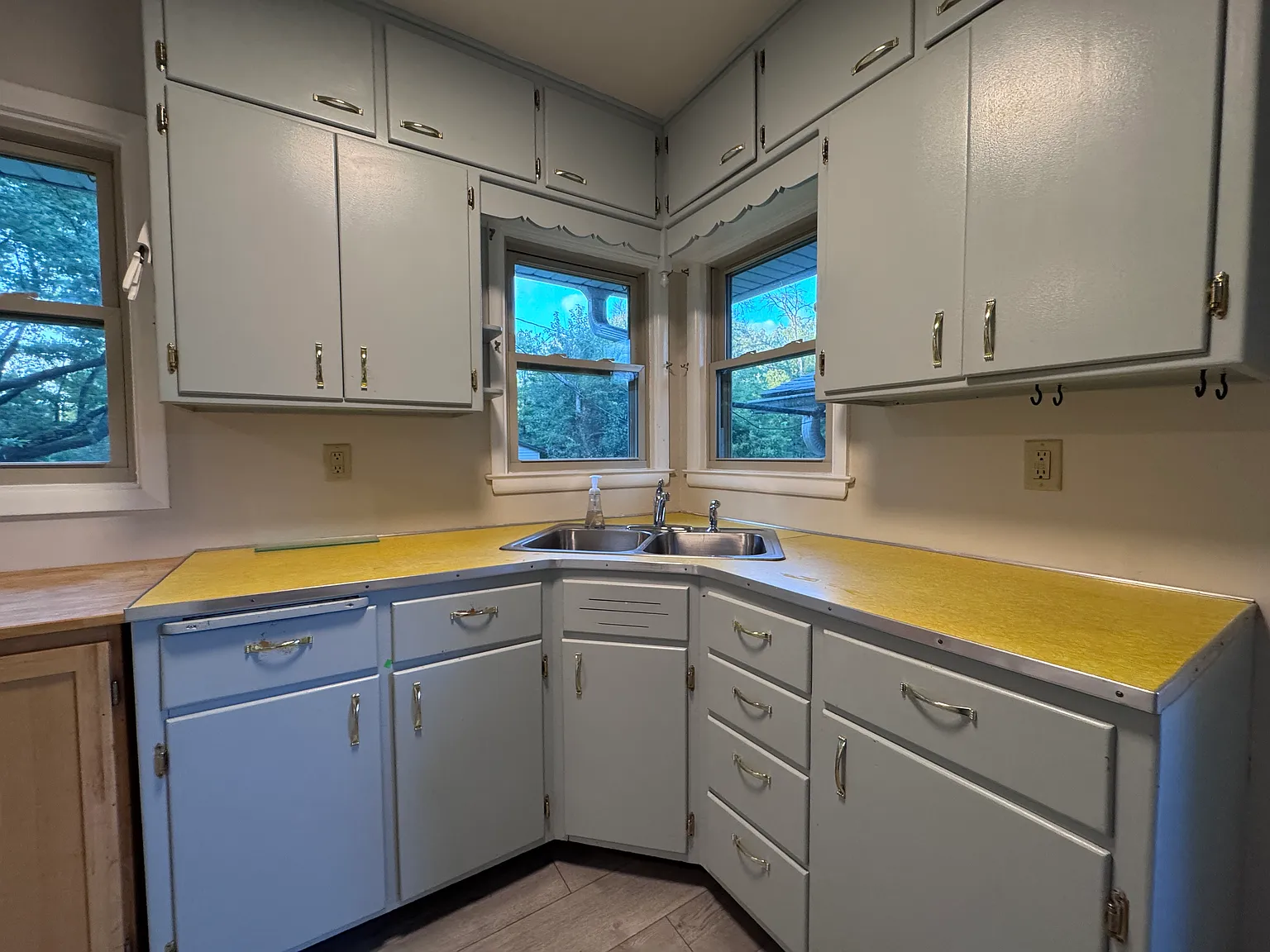 3 bed, 904 sqft, $2,400 — Photo 2