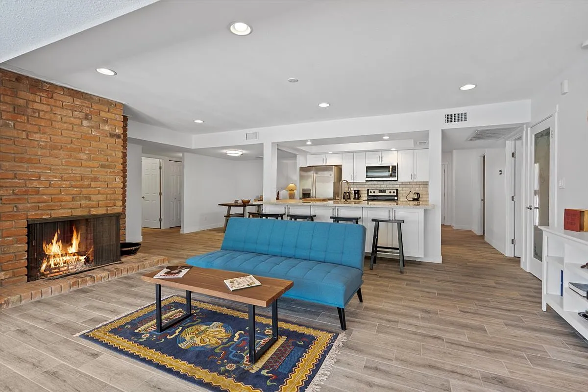 3 bed, 2424 sqft, $4,400 — Photo 4