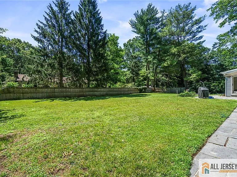 16 Phyllis Pl — Photo 35