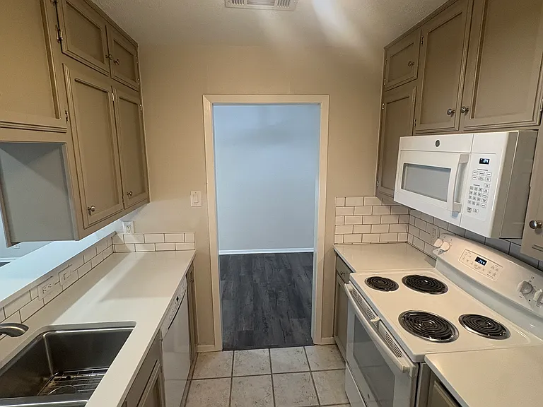 906 N Austin St — Photo 8