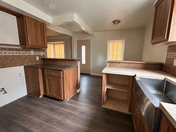 3rd image of 16001 Coram St