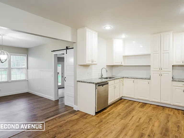 1011 Usher St — Photo 4
