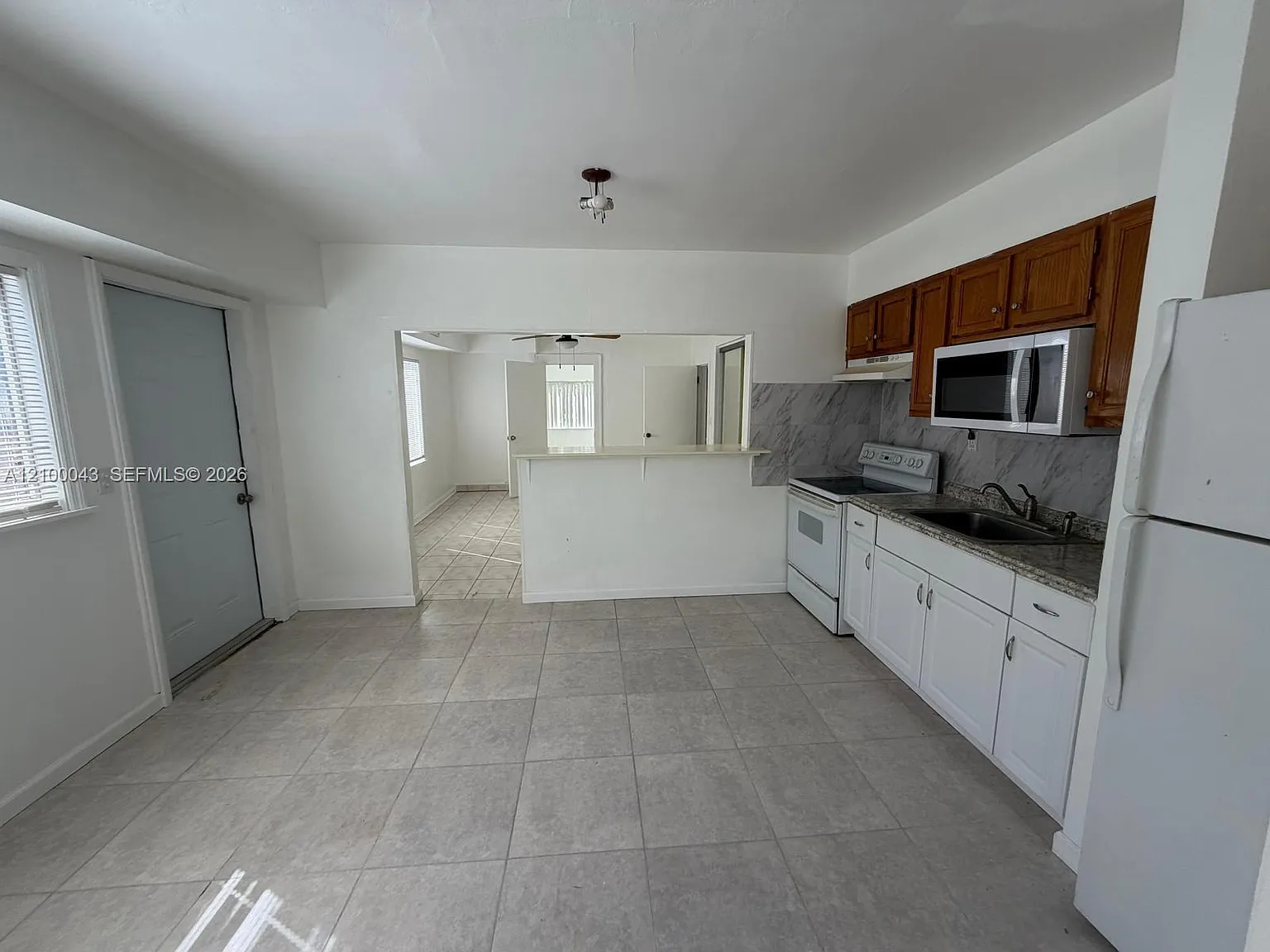 Hollywood South Side Add — Photo 4