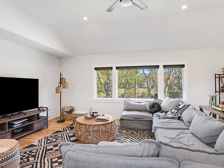 470 Harbor Ln — Photo 4