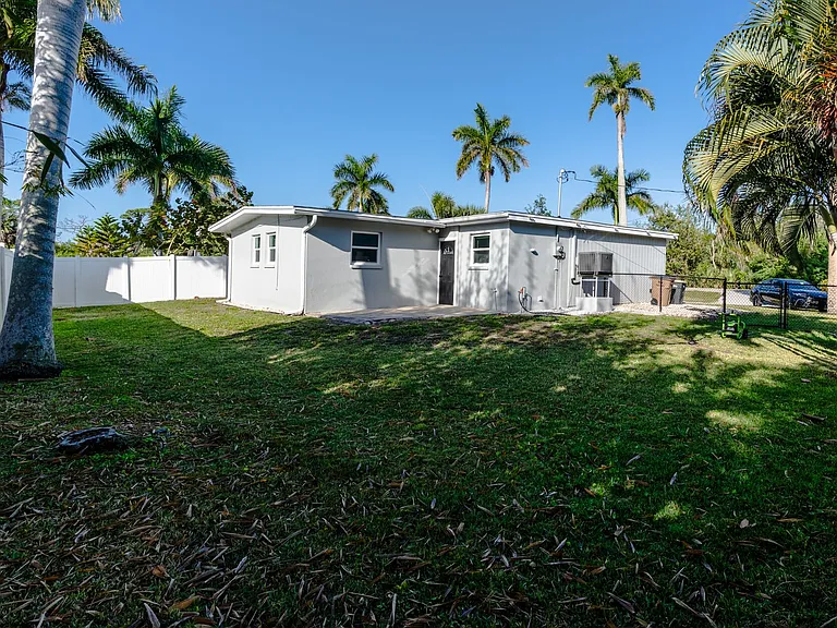927 W Olympia Ave — Photo 35