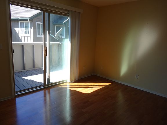2nd image of 2131 Lakeview Cir