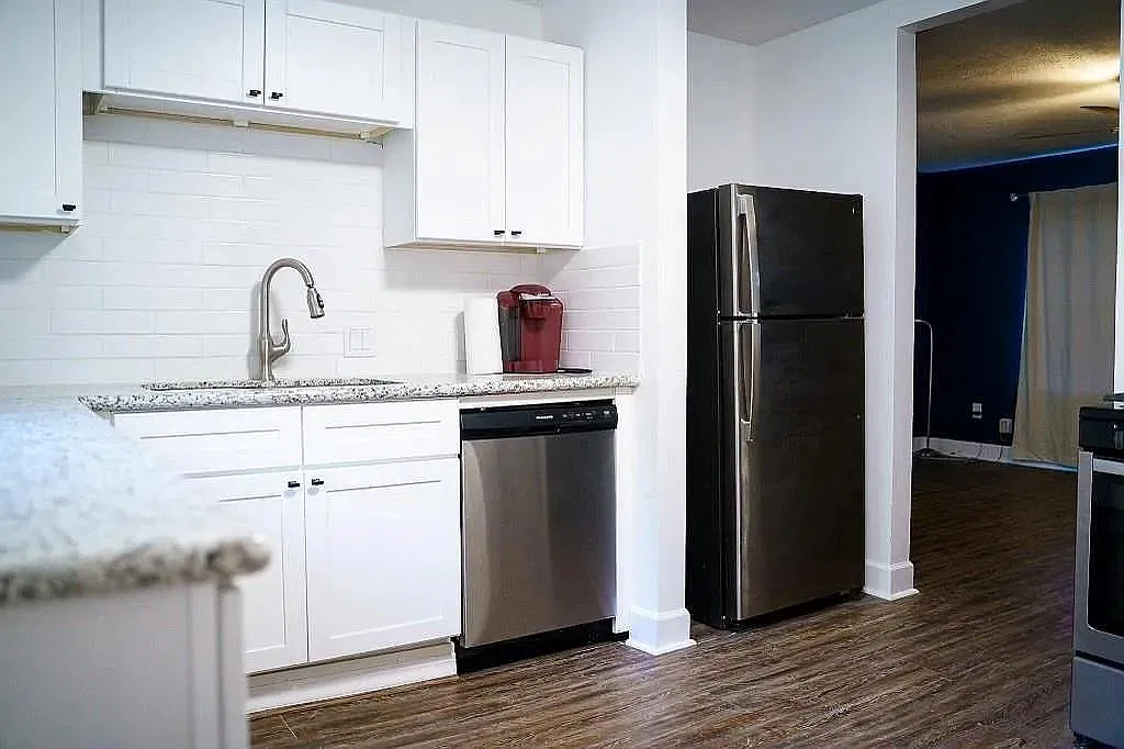 3 bed, 1.0 bath, 1050 sqft, $1,250 — Photo 4