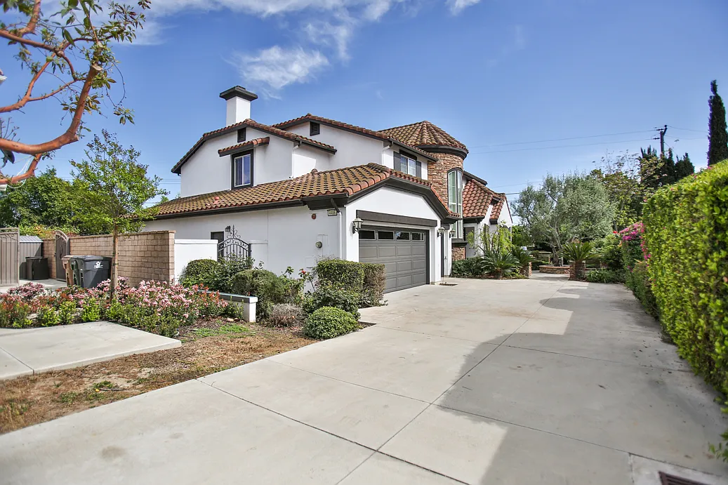 4 bed, 3474 sqft, $6,400 — Photo 2