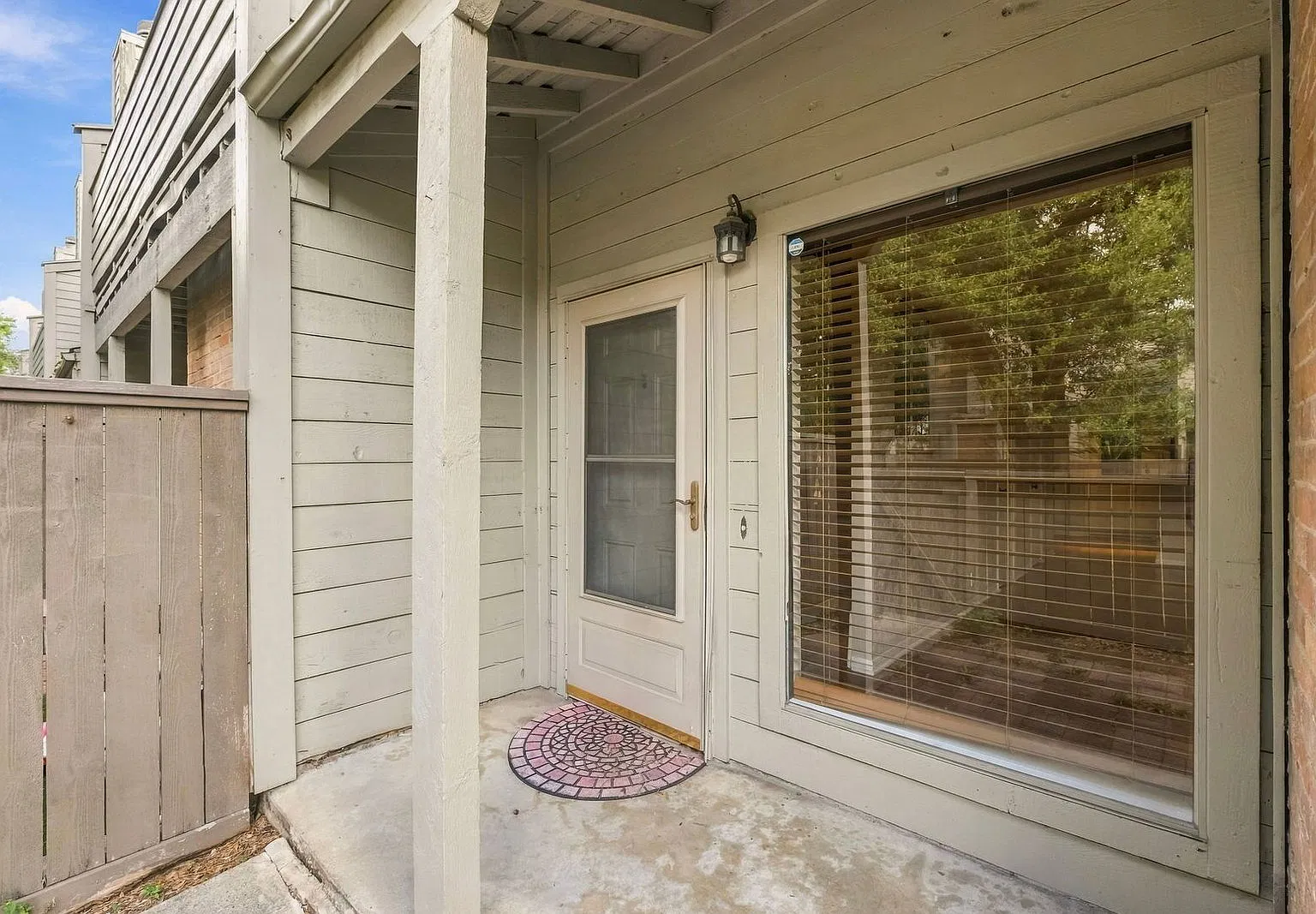 3 bed, 2.5 bath, 1840 sqft, $2,050 — Photo 2