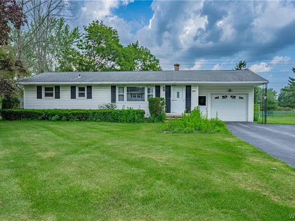 6425 Sherman Dr, Lockport, NY 14094