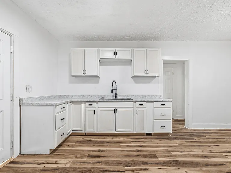 909 Indiana Ave — Photo 3