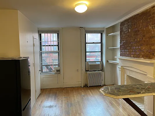 Rented by Realty Advisors Group | media 20