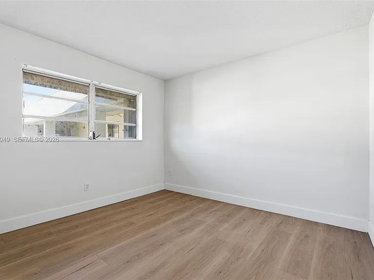 15205 NE 6th Ave #D305 — Photo 8