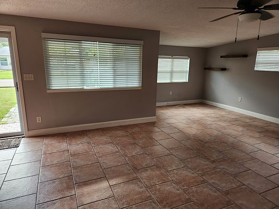 5th image of 5524 Pine Cir NE
