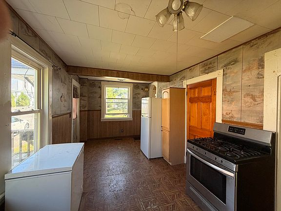 5th image of 33 Lakeview Street
