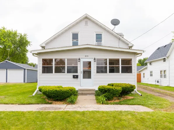 221 W Division St, Colfax, IA 50054