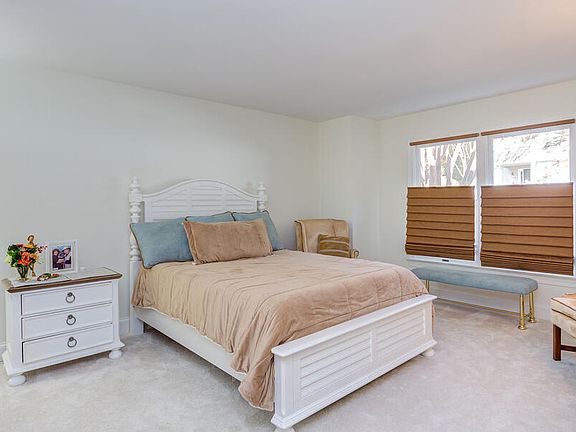 3rd image of 594 Woodbury #A