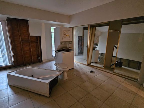 5th image of 4007 N University Dr #208
