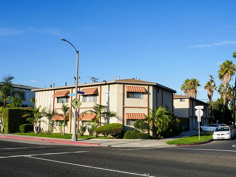 4500 N Lakewood Blvd — Photo 3