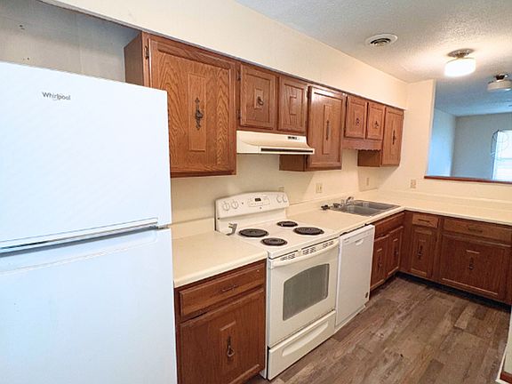 4th image of 6919-6929 Robinson Dr