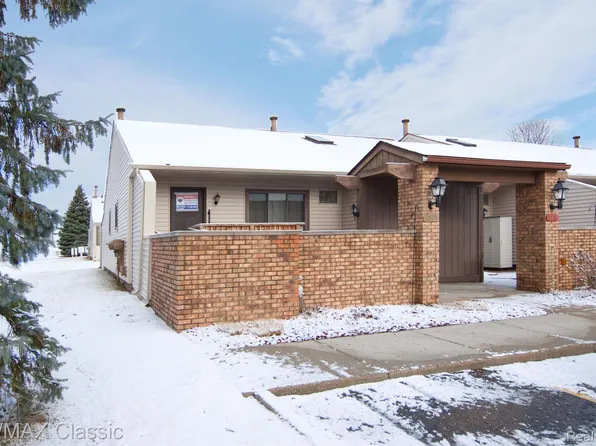 25115 Heritage Ct, South Lyon, MI 48178