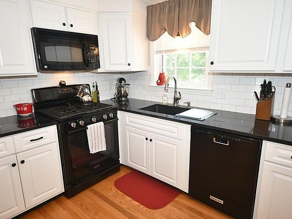 3rd image of 5 Kenilworth Ln