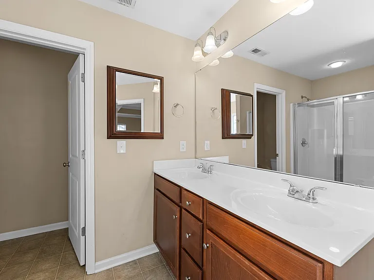 205 Lynden Ln — Photo 37