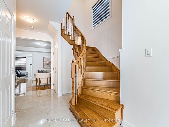 4th image of 44 Roulette Cres