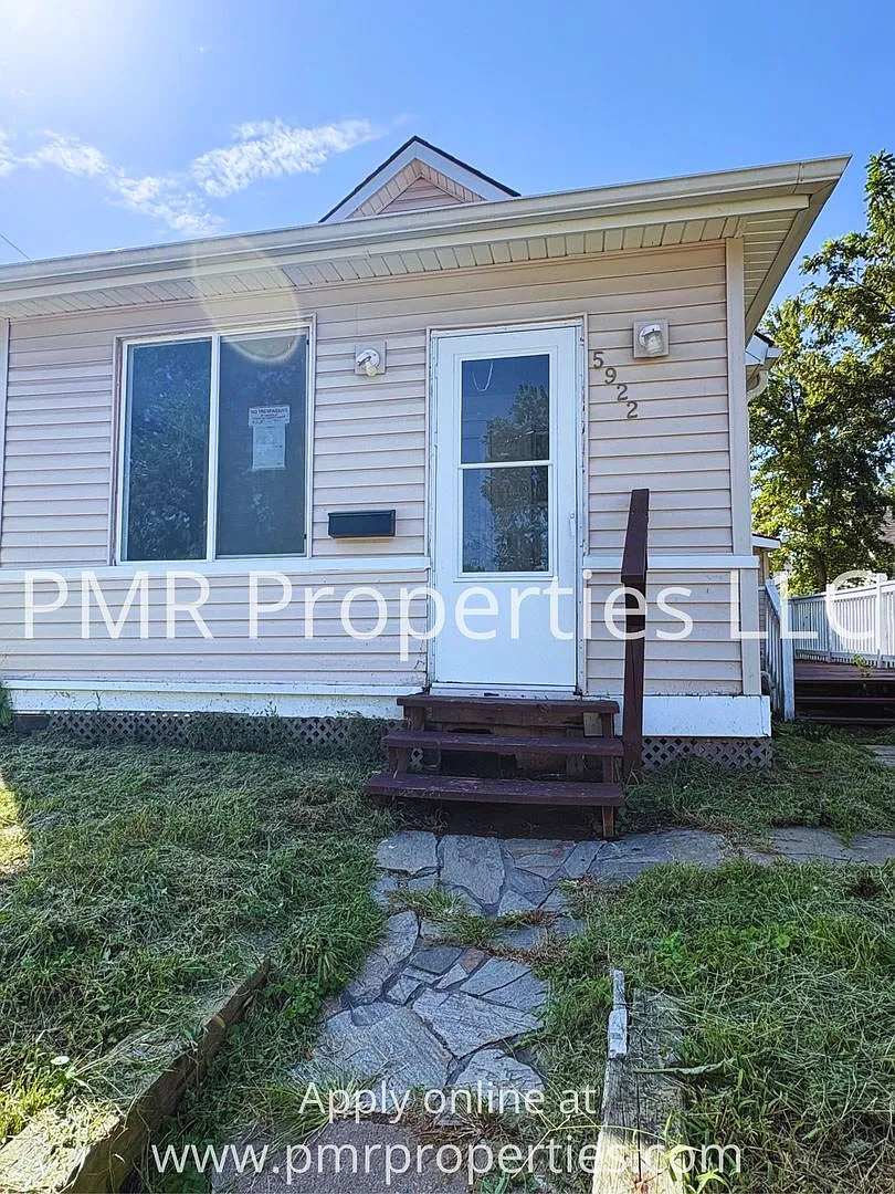 2 Bedroom/ 1 Bathroom House — Photo 1