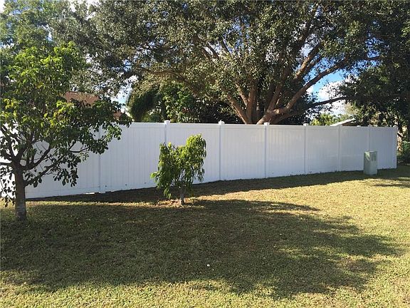 3rd image of 601 SW Bridgeport Dr